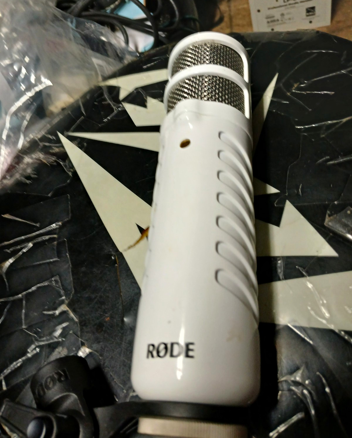 Rode Podcaster White Freestanding Microphone w/ 6.35mm (1/4in) TRS