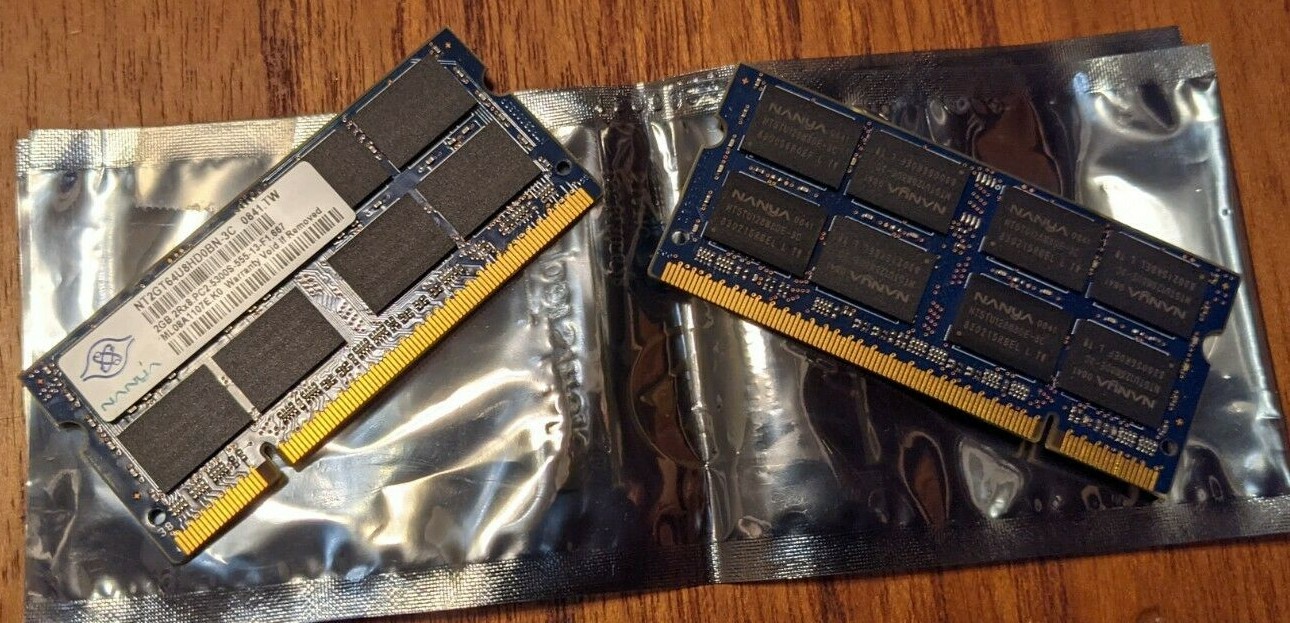 2 SODIMM Modules of Nanya 2GB(1GBx2) PC2-5300S-555-12-F1.667 2RX8 Memory