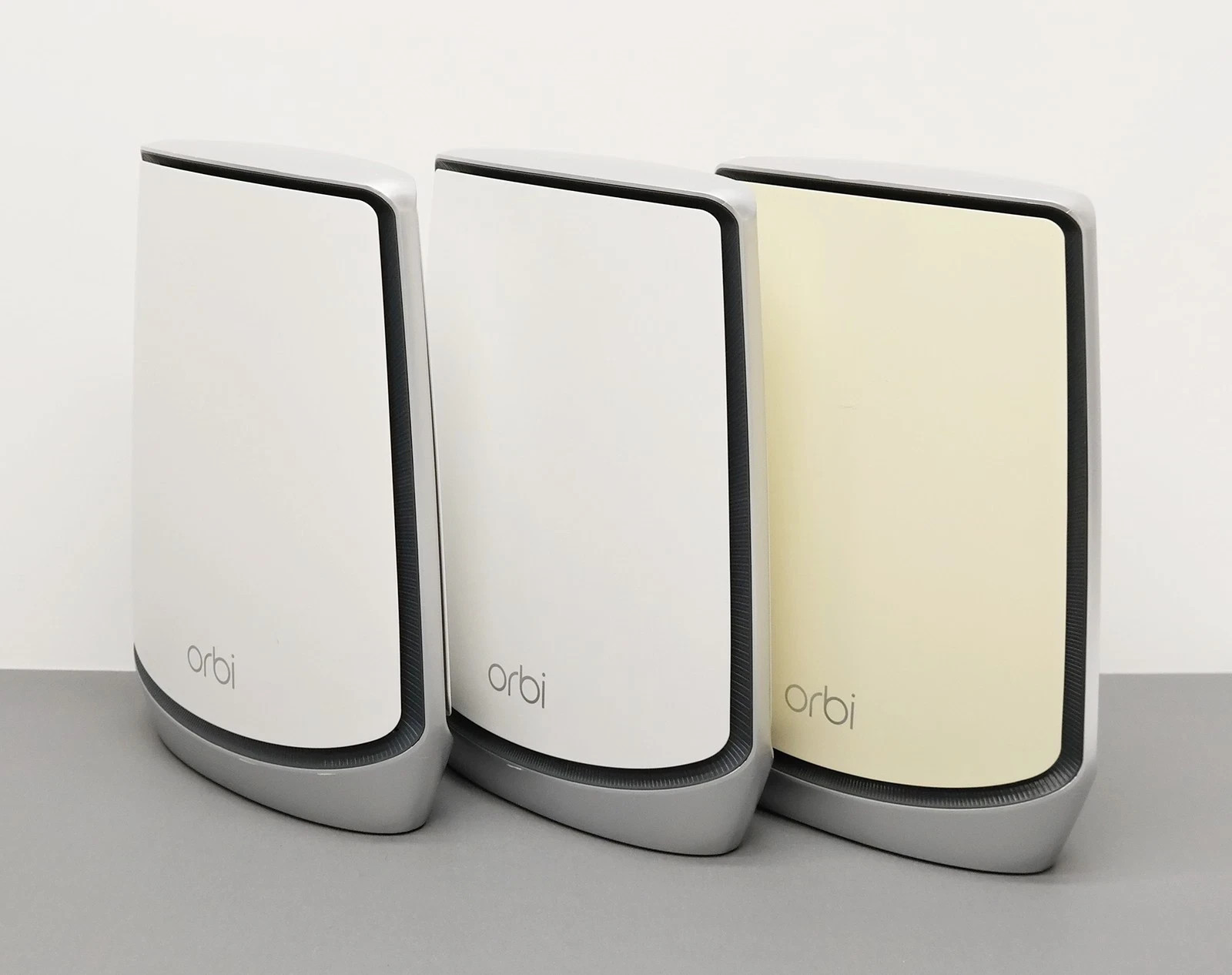 NETGEAR Orbi AX6000 Wi-Fi 6 Mesh System RBK853 (1x RBR850 Router, 2x RBS850) Box