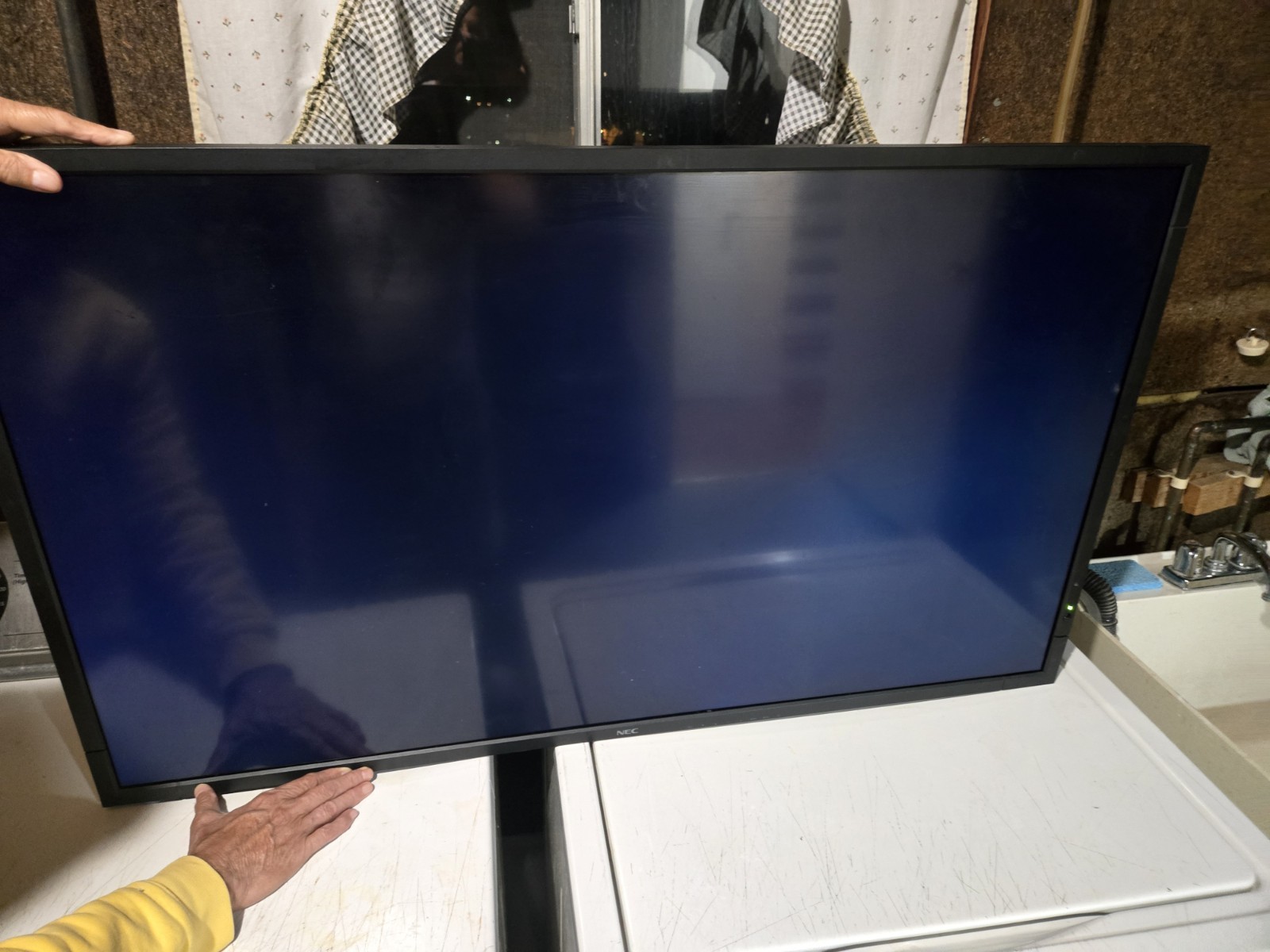 NEC Display Solutions - V463 - 46" LED 1920x1080 RJ 45 Used 