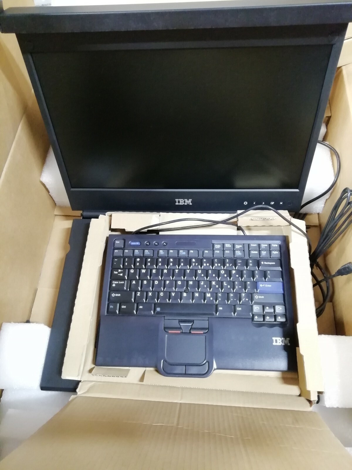 IBM 1723-8BX 1U Flat Panel 18.5" Monitor Console w/ Keyboard 95Y2287 1723HC1