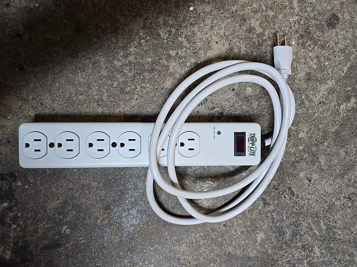 Tripp Lite TLM606HJ 6 Outlets 1340 Joules Surge Suppressor with Metal Housing
