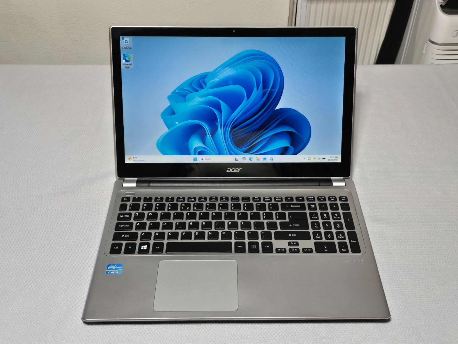 Acer Aspire V5-571P 15.6in (Intel Core i3, 8GB RAM, 256GB SSD, Touch Screen)