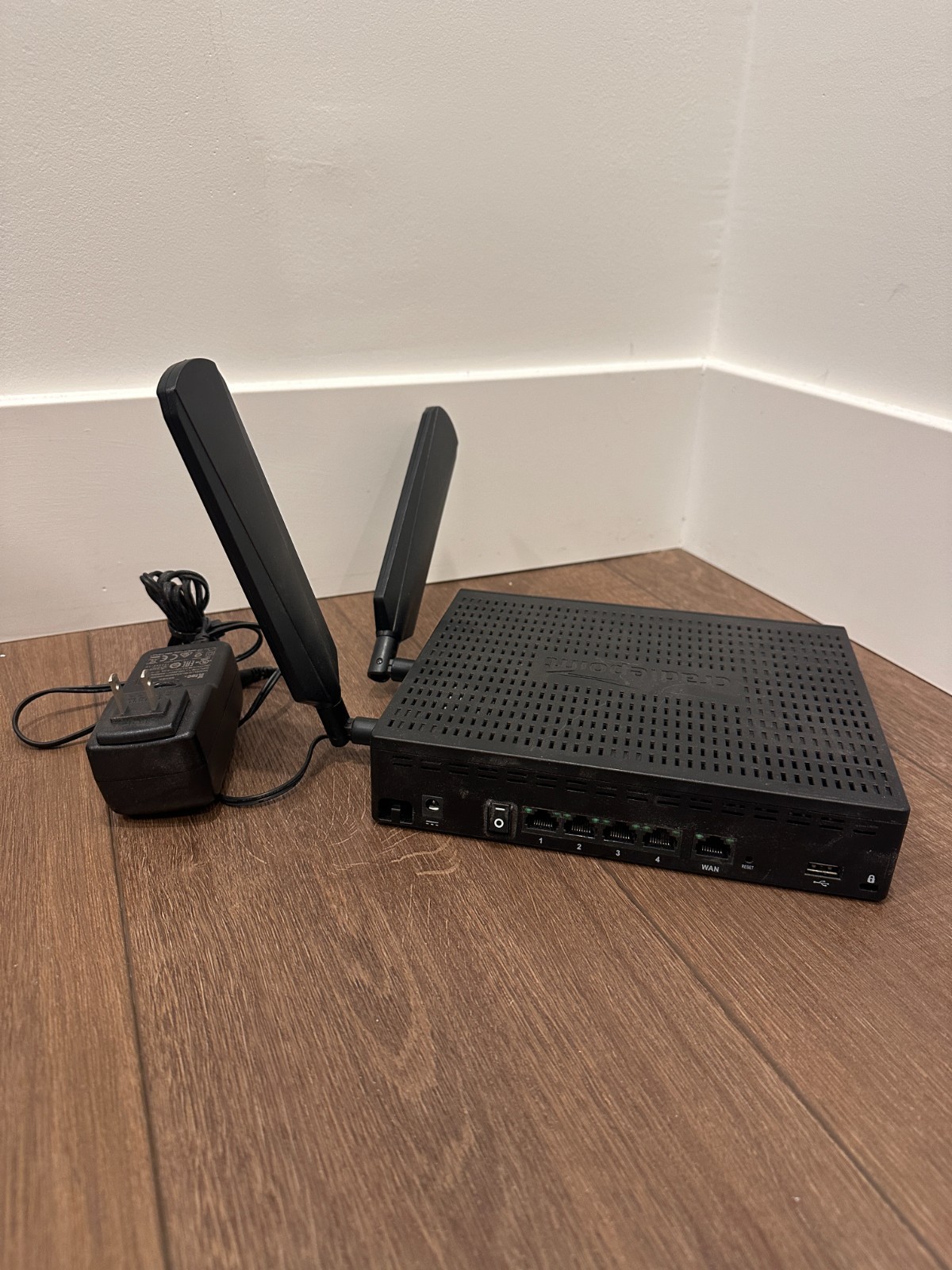 Cradlepoint AER 1600LPE  Bundle with Antennas & Power Supply