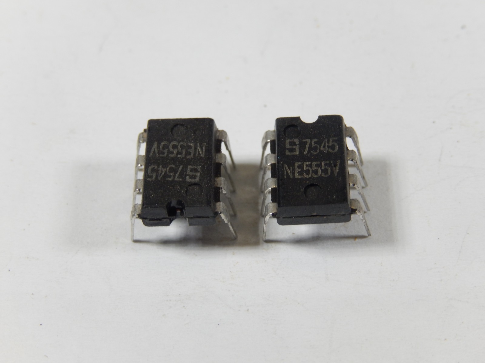 2pcs SIGNETICS NE555V 555 TIMER DIP-8 PIN IC INTEGRATED CIRCUITS LOT DATE 7545
