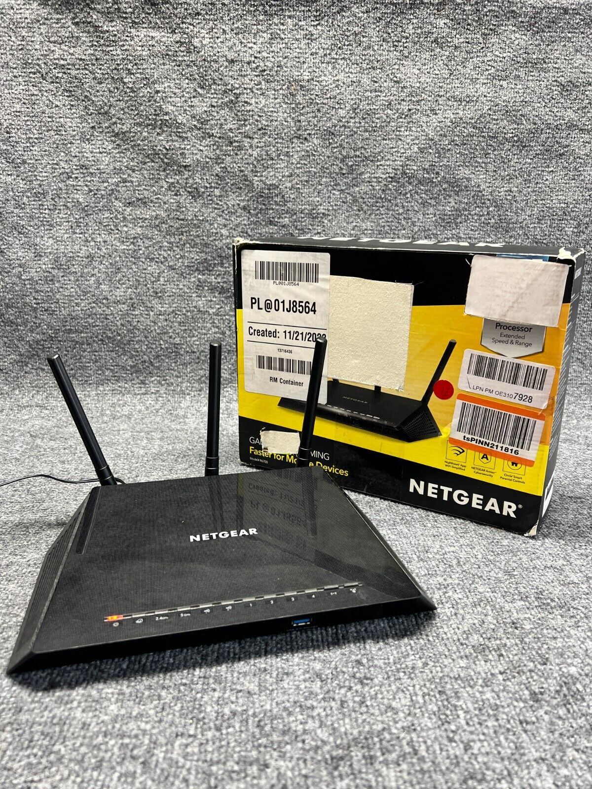 NETGEAR Nighthawk Smart Wi-Fi Router, R6700 - AC1750