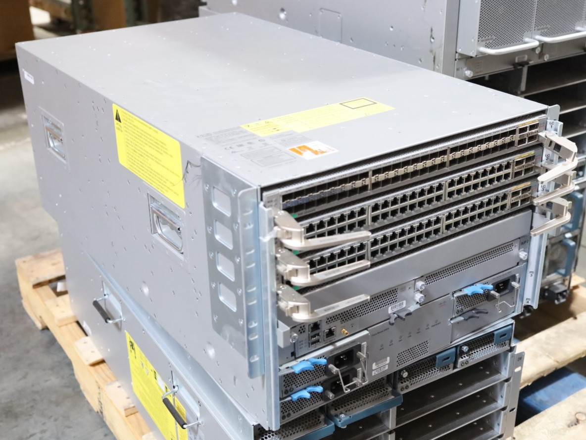 Cisco Nexus 9504 N9K-C9504 Chassis 2x N9K-X9464TX + N9K-X9464PX 3x PSU LA Pickup