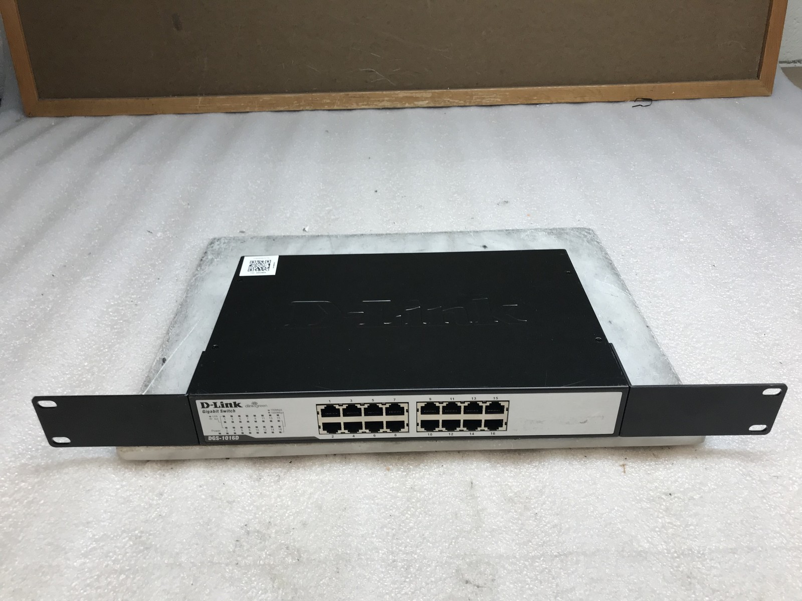 D-Link DGS-1016D 16-Port Gigabit Unmanaged Switch with Rack Ears Power Cables