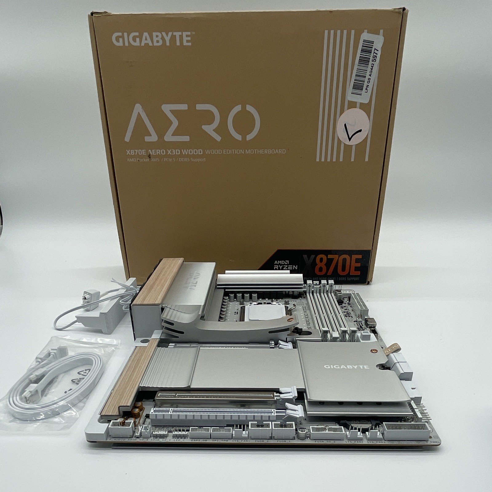GIGABYTE X870E AERO X3D WOOD ATX AM5 AMD DDR5 HDMI M.2 PCIe 5.0