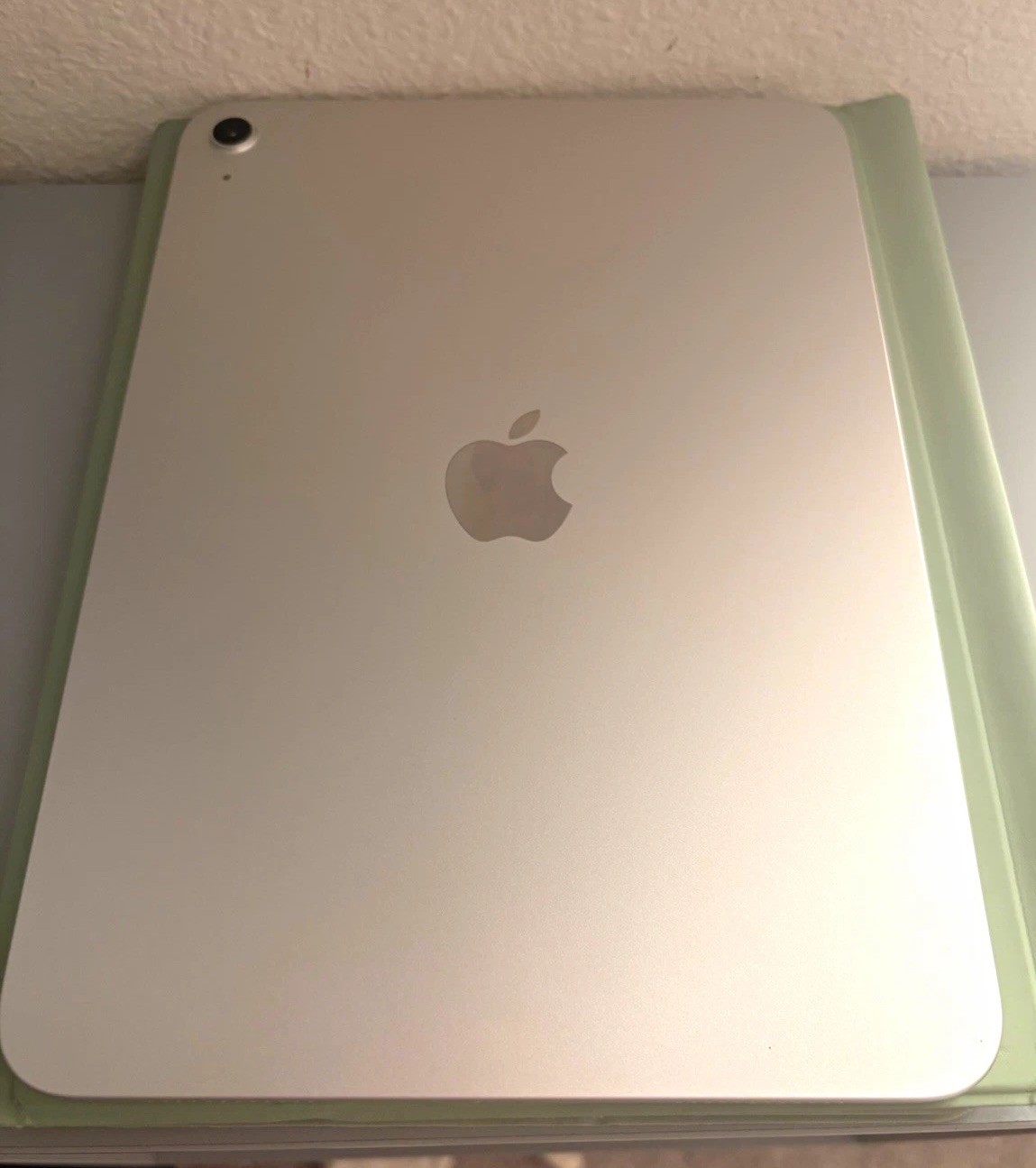 iPad A16 64GB Wi‑Fi Silver - Bundled with case, pen, keyboard - Barley used