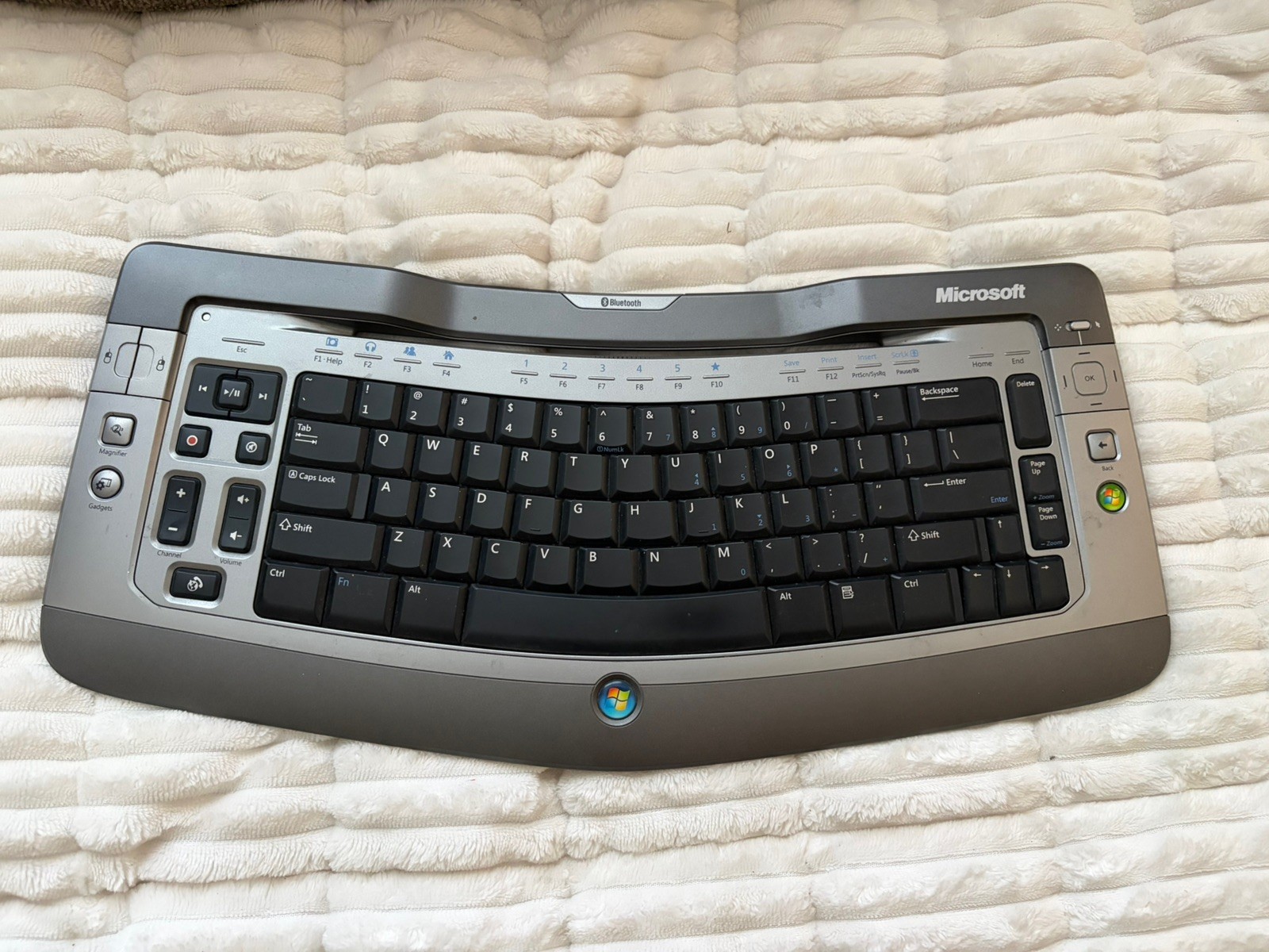 Microsoft Wireless Entertainment Keyboard 7000 Model 1073