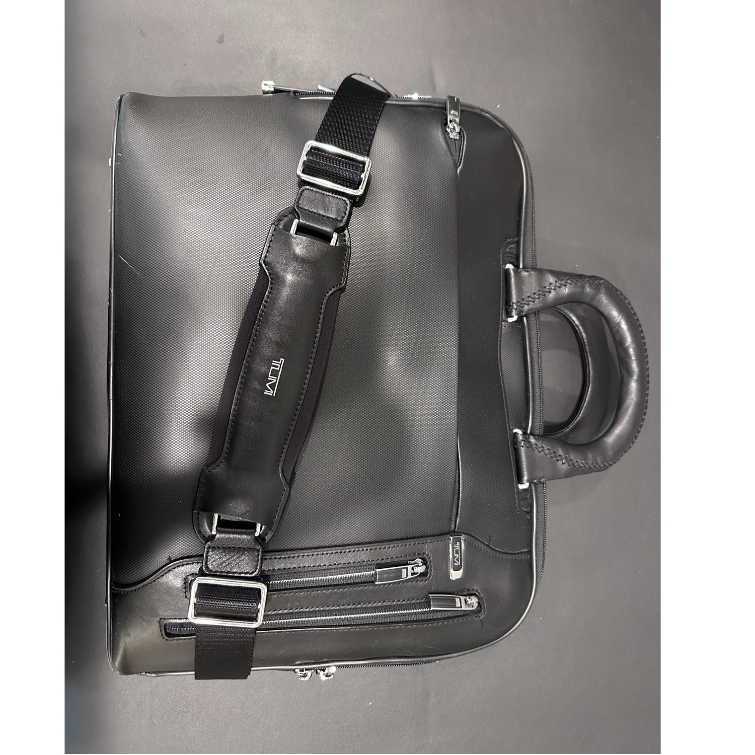 Tumi Black Leather Briefcase / Messenger bag for 15" Laptop, Padded, Partitions