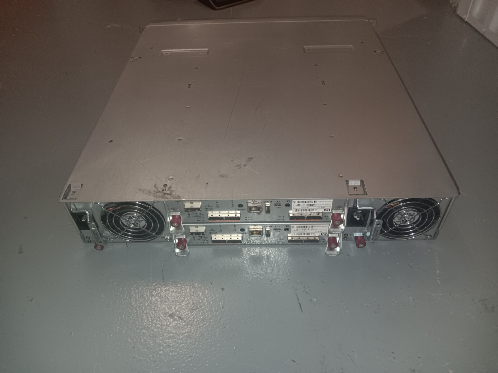Hp P2000 G3 SAS MSA DC SFF Server Array W/24X 2.5(8 Caddies) No Drives Powers On