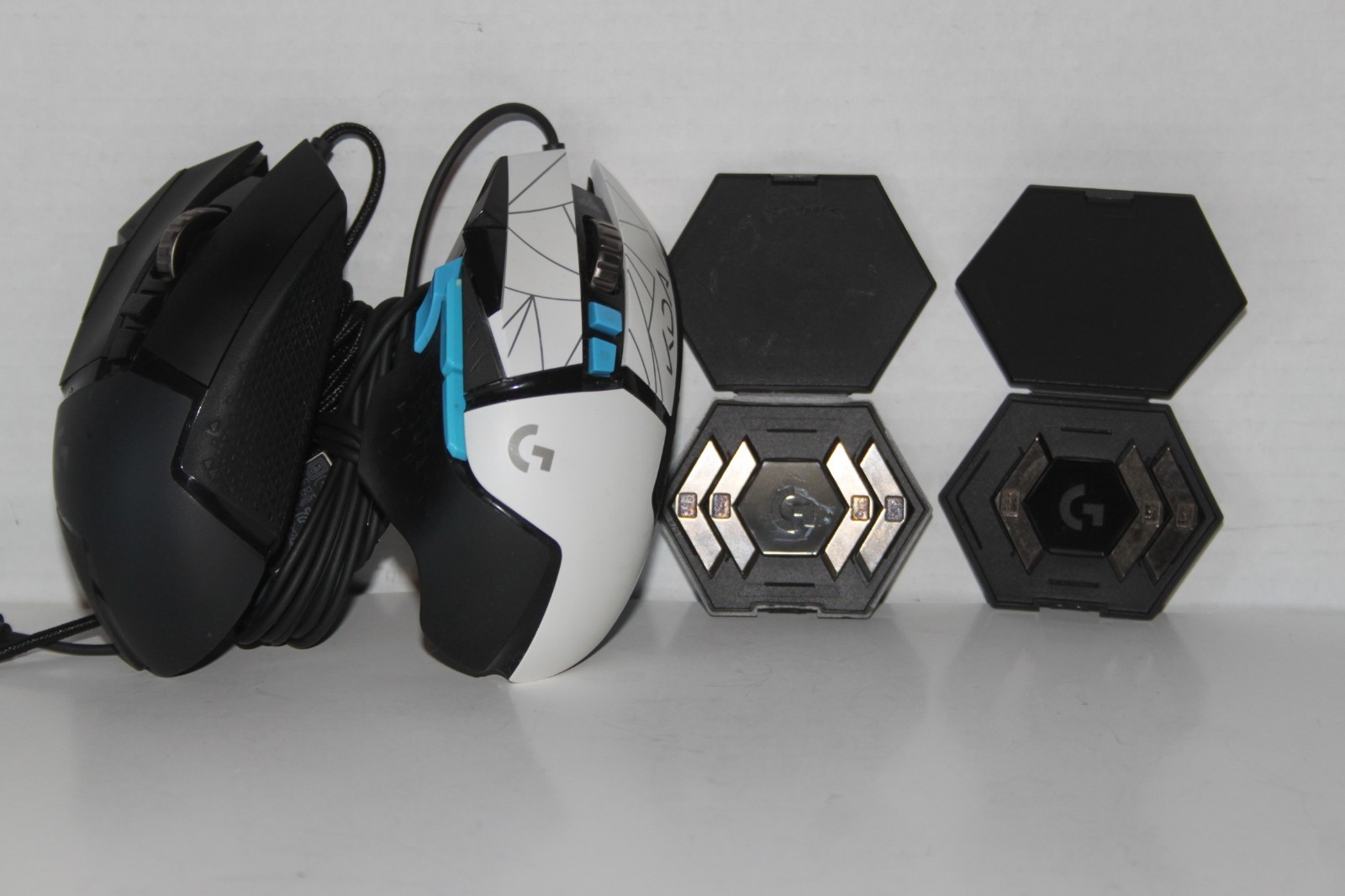 Logitech M-U0047 Black and White (missing weight cover)
