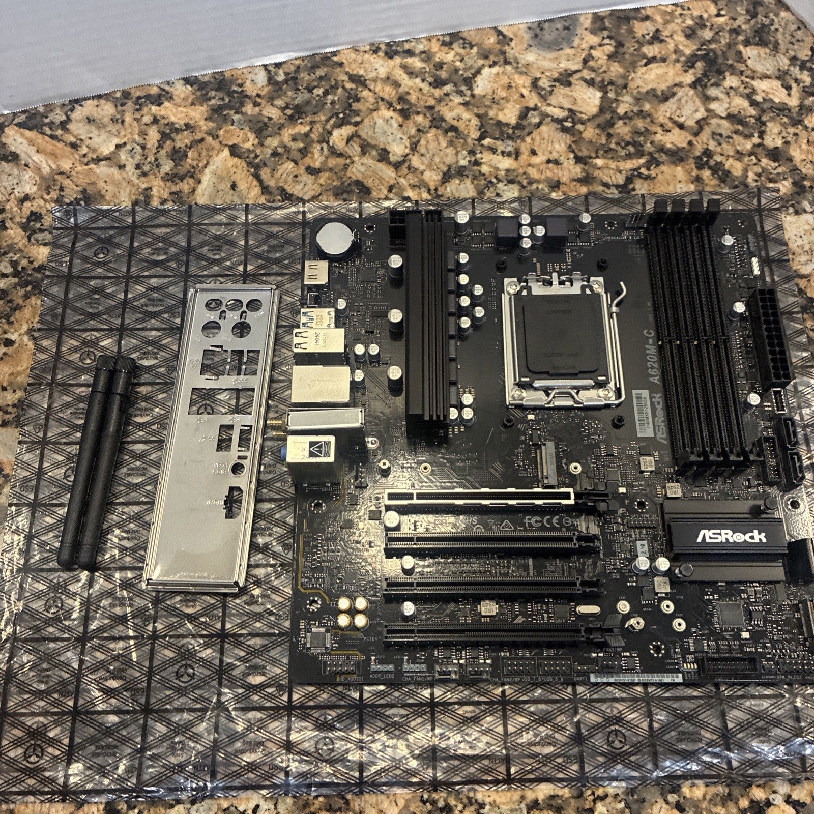ASRock A620M-C Micro AM5 DDR5 WiFi ATX Motherboard DDR5 W/ i/o Shield + Antenna
