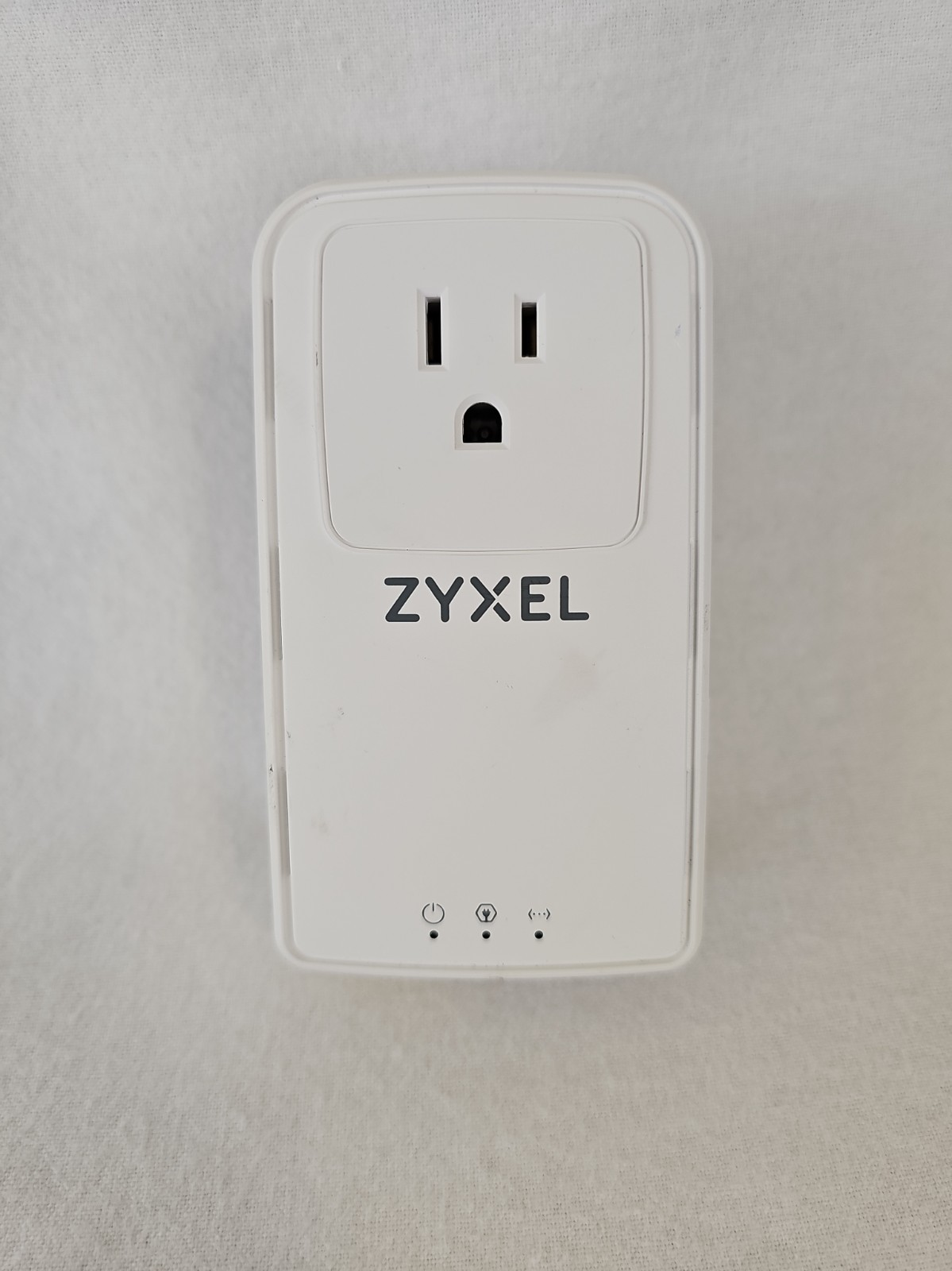ZYXEL PLA6456 G.hn 2400 Mbps Wave Powerline Pass-thru Gigabit Ethernet Unit Used