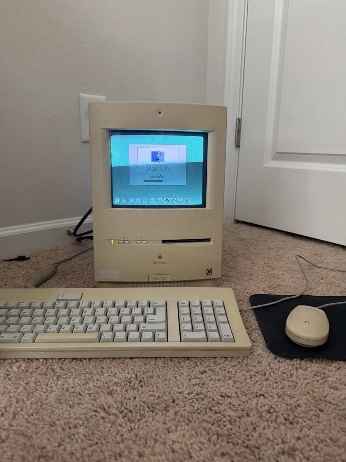 Macintosh Color Classic LC550, Blue SCSI, 36mb Ram, and Accessories