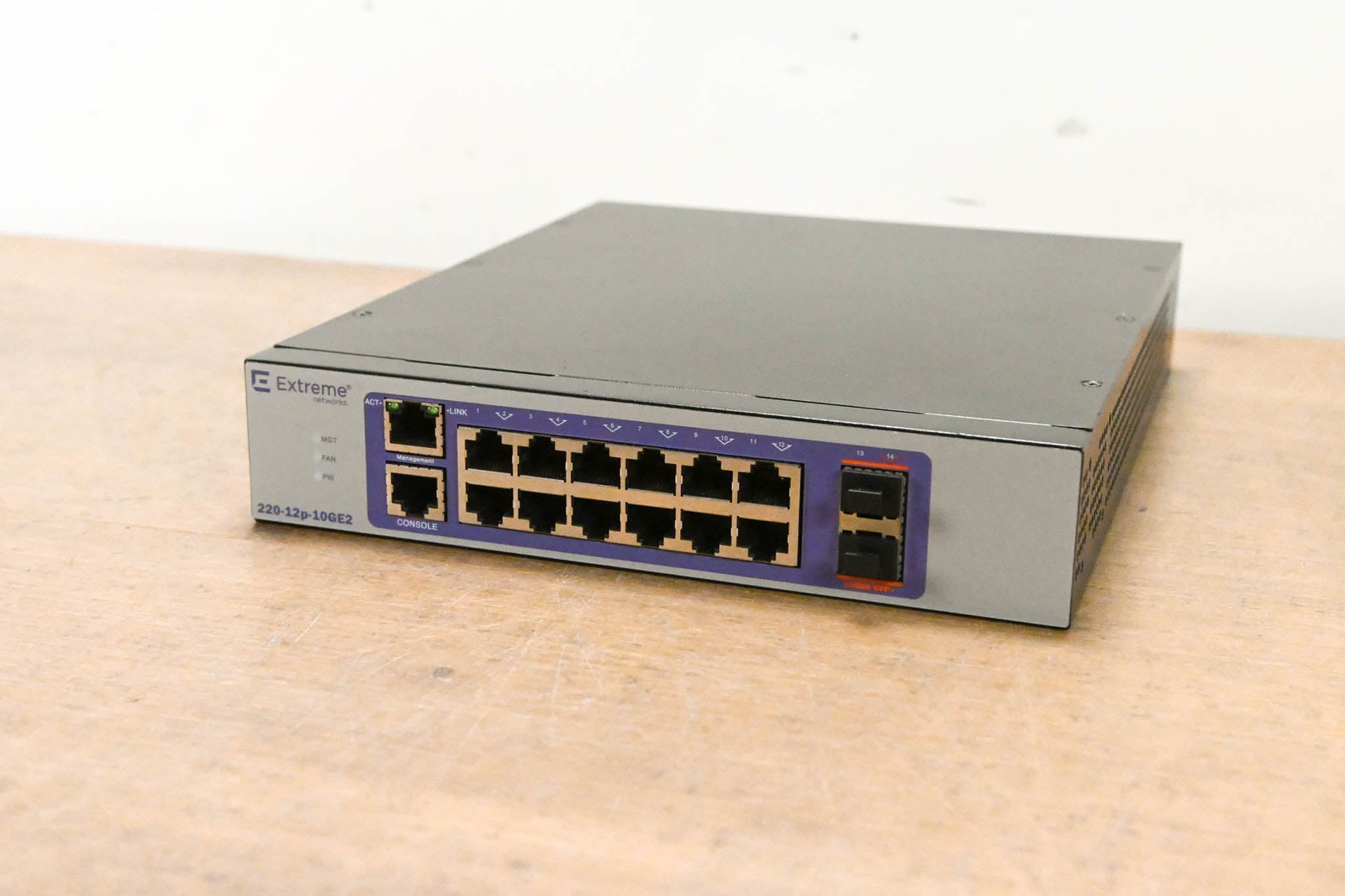 Extreme Networks 220-12P-10GE2 12-Port PoE+ 10 Gigabit Ethernet Switch CG01HHS