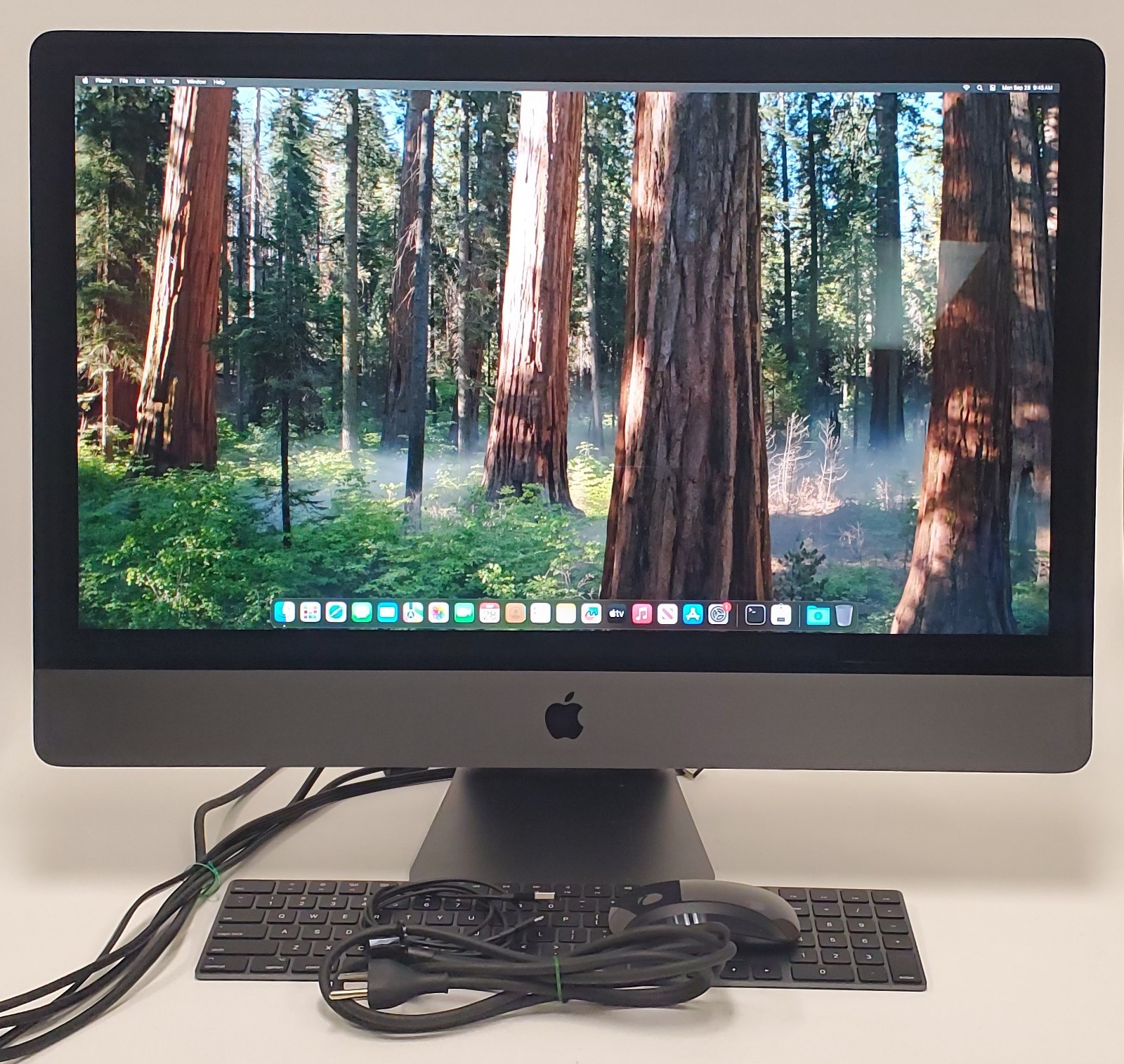 Apple iMac Pro 27" 5K Late 2017 3.0GHz 10-Core Xeon W-2150B 32GB 1TB SSD Bundle