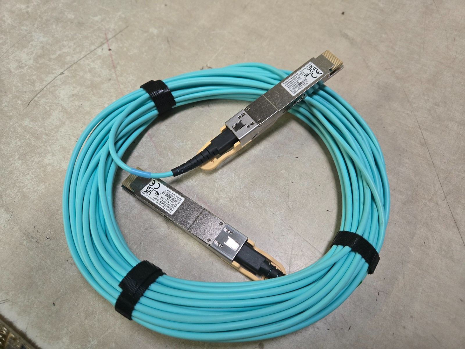 Finisar Transceiver 400GB 15m Cable FCBN850QE2C15OR3 New out of box QSFP-DD AOC