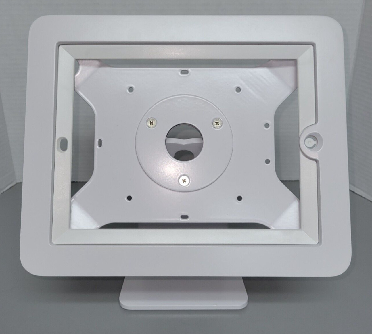 Maclocks White Executive Kiosk for Ipad, Ipad2  (R22)