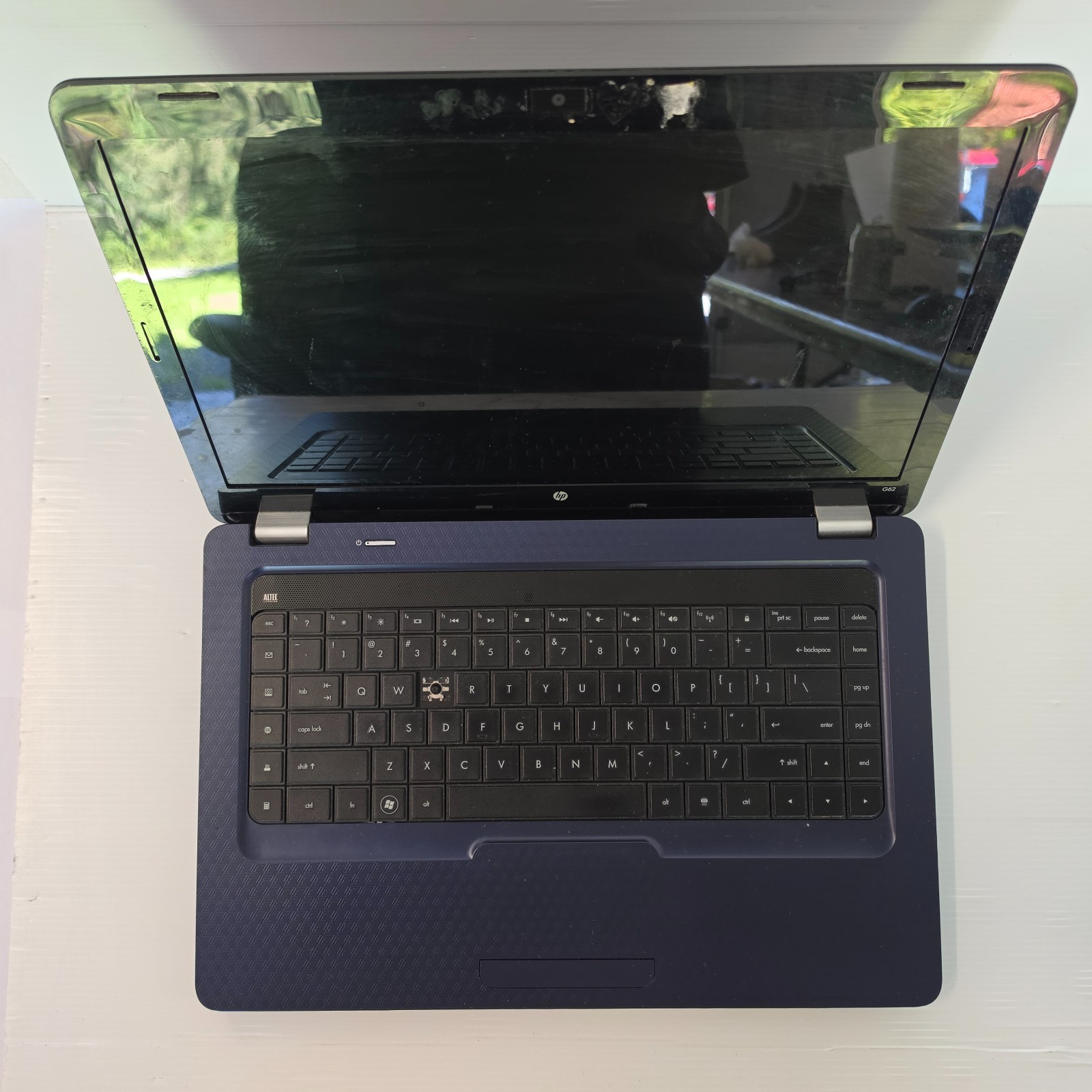 HP 584037-001 Laptop Silver - for parts or repair - as is