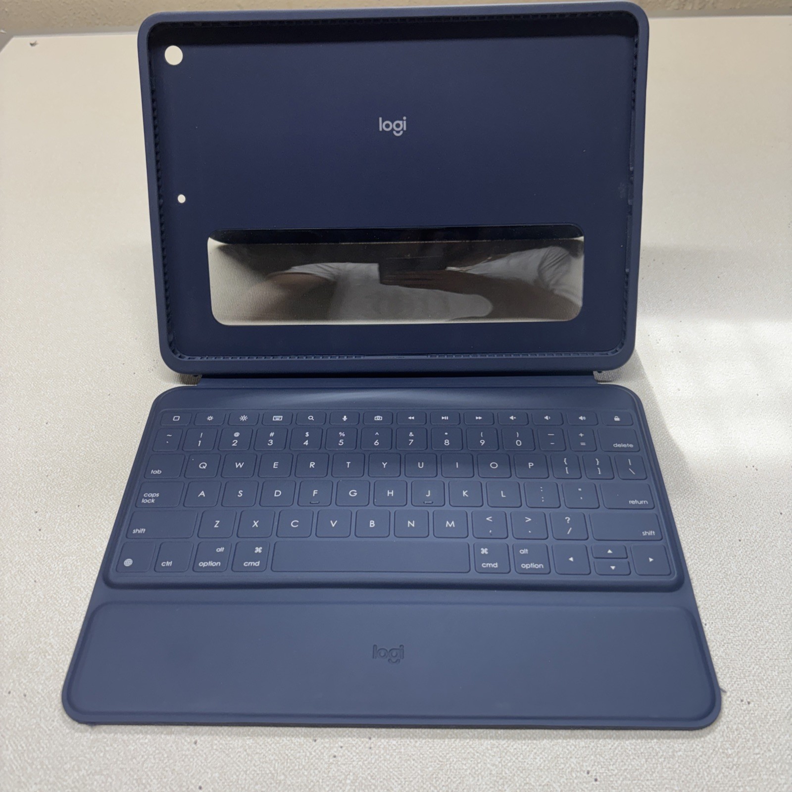 Logi YU0073 rugged combo 3 student Ipad keyboard case 7th 8th 9th generation