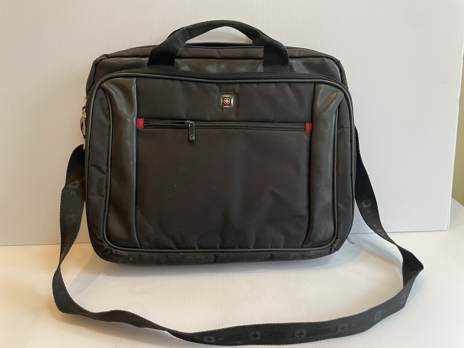 Victorinox Wenger Swiss Army Gear 13.5”Laptop Bag Messenger Travel 2”x15”x12”