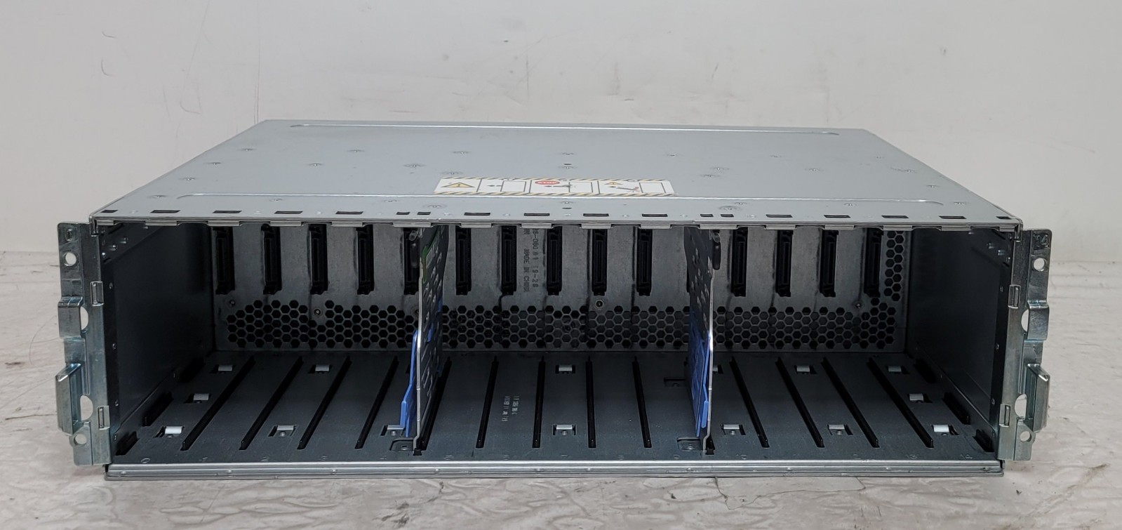 Dell EMC Model AAE - 3.5in 15 Drive Bay  Mini SAS Storage Array No HDDs (a)