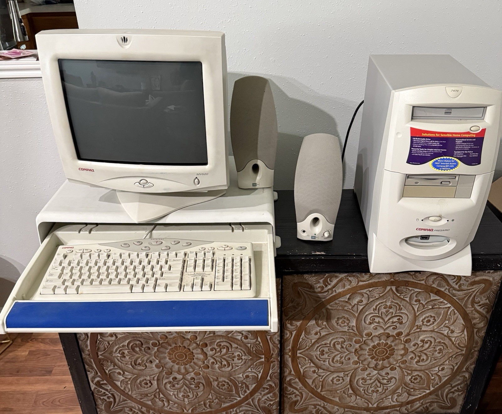 Retro Gaming CRT Compaq Presario MV520 15" Computer Monitor W Speakers Keyboard