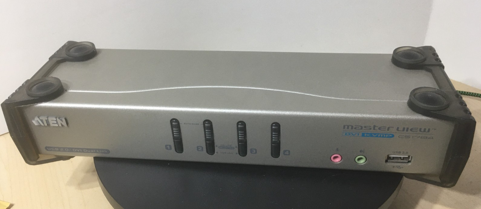 1 ATEN KVMP Switch Master.View CS 1784 + 4 x USB/DVI Cable Sets