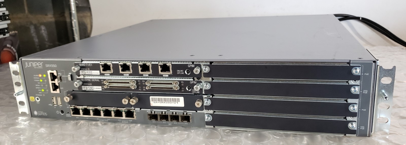 Juniper SRX550-645AP Services Gateway Firewall w/ GP-QUAD-T1-E1+ SRX-GP-8SERIAL