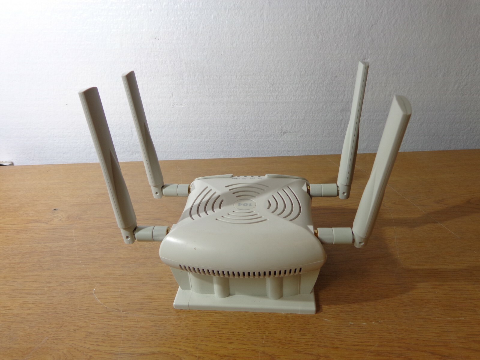 ARUBA AP-104 WIRELESS ACCESS POINT W/ FOUR ANTENNAS & Bracket (No Adapter)