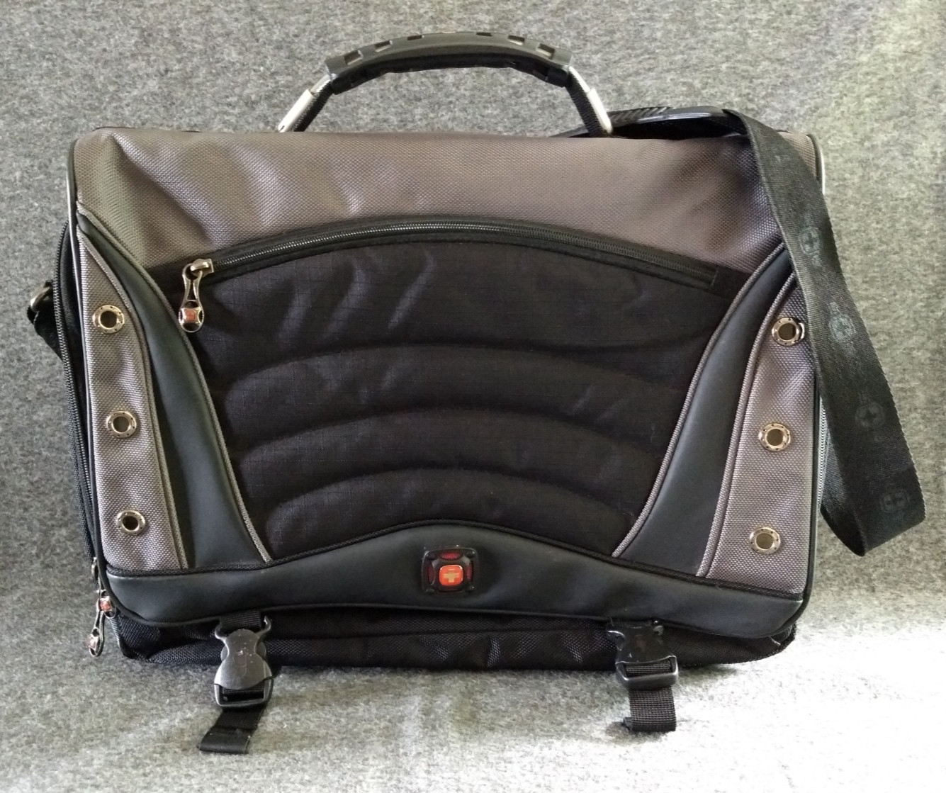 SwissGear Wenger Saturn 17" Laptop Briefcase Padded Messenger Bag Black Gray