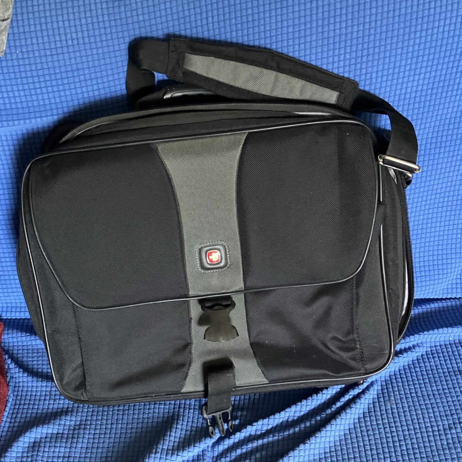 Wenger Padded Solid Black/Gray Laptop Shoulder Messenger Bag