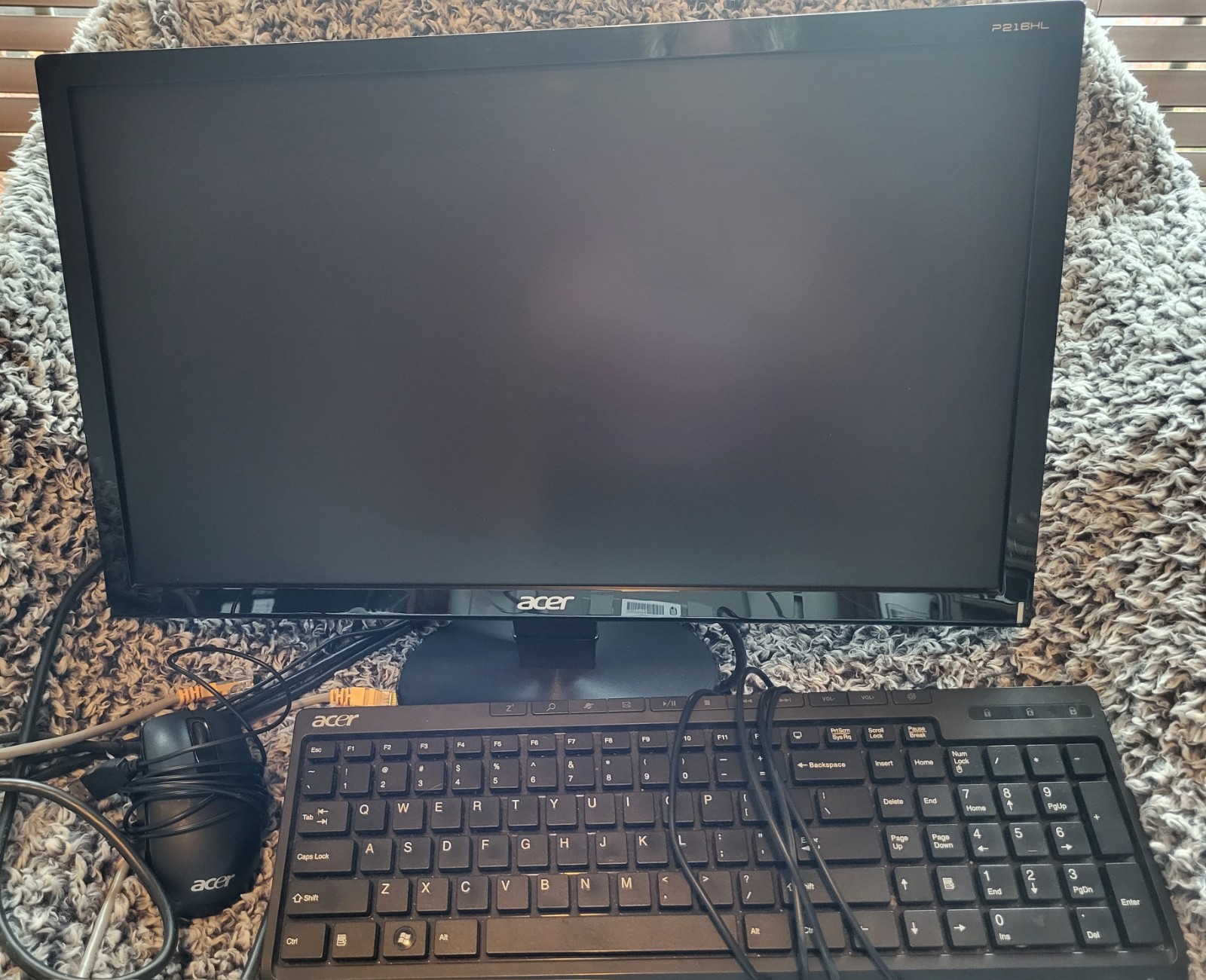 Acer P216HL 21.5-inch Black Widescreen Flat Panel LCD with keyboard, mouse-cords