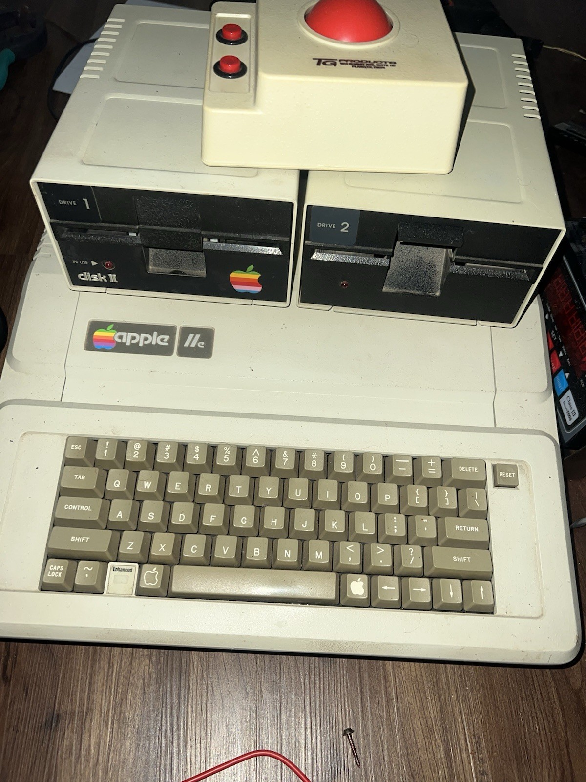 APPLE IIE UPGRADED WITH 5 CARDS 2 DISC DRIVES AND TRACK BALL POWER TESTED