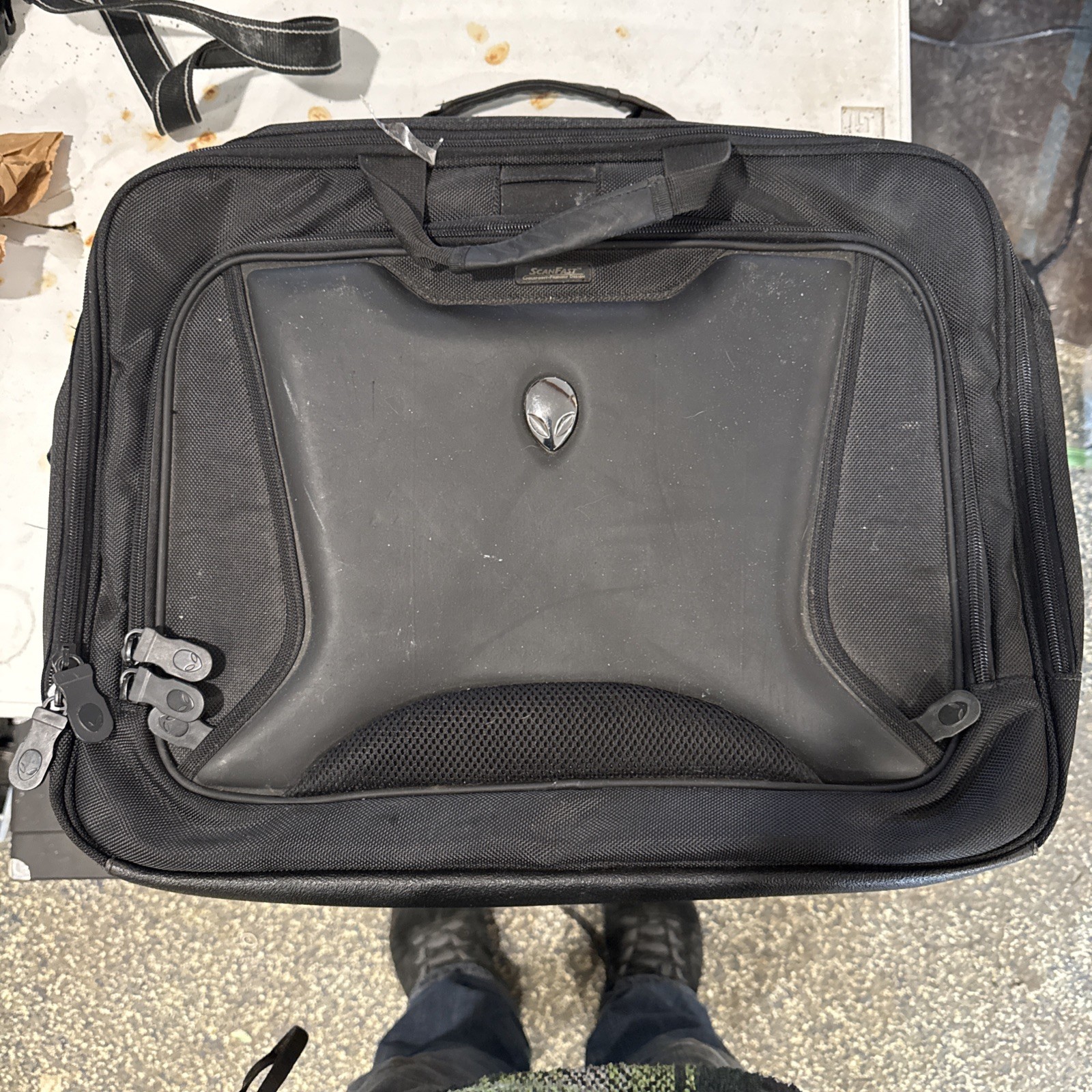 Alienware Orion M17x Messenger Bag for 17.3” business/gaming laptops. Very roomy