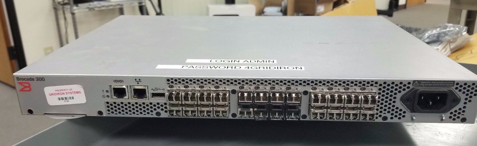 Brocade 320 BR-320-0008 300 24 Port 8GB Fibre Channel SAN Switch