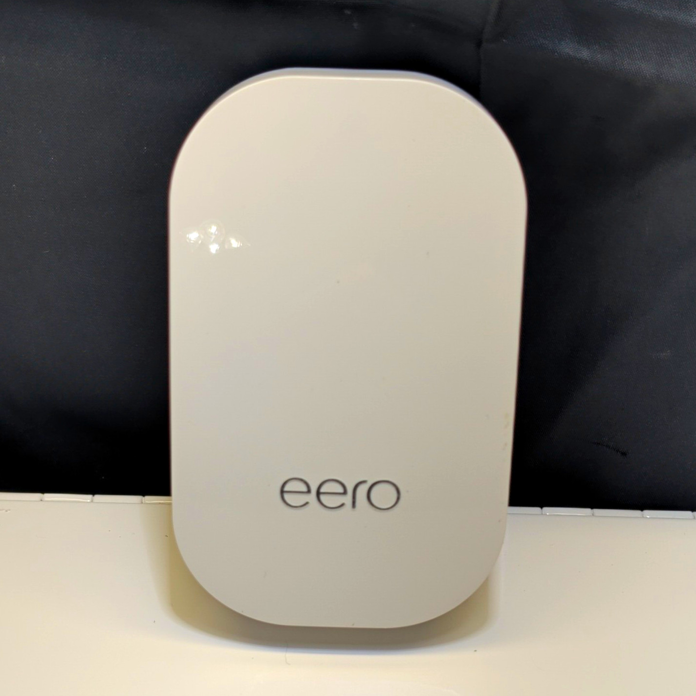 Amazon eero Beacon Mesh Wi-Fi Range Extender Model D010001 Wall Plug-in White