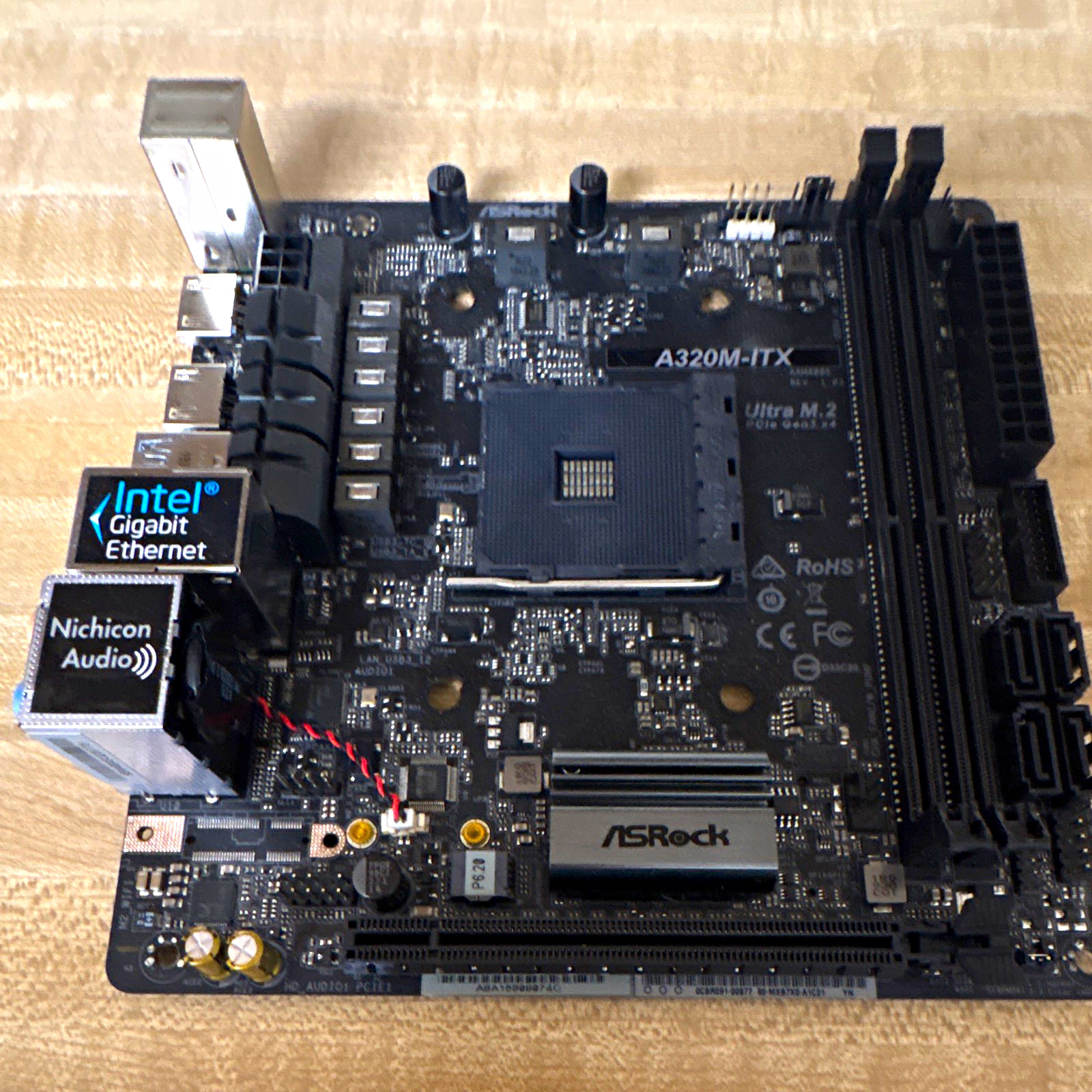 ASRock A320M-ITX Mini-ITX AMD Socket AM4 DDR4 PCIe x16 2-DIMM RJ45