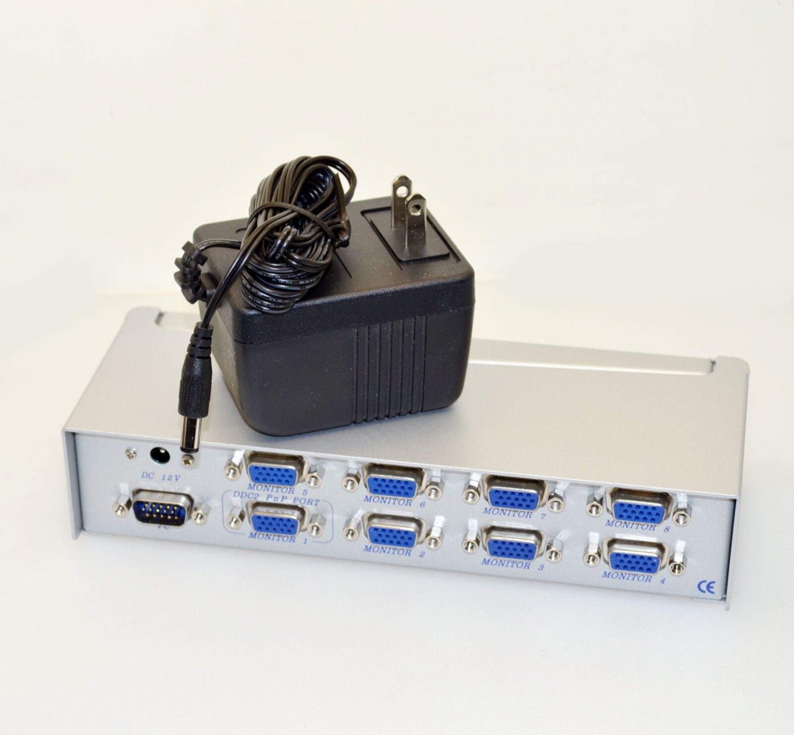 Powered 8 Port VGA Splitter Amplifier Box 1 PC Video Distribution into 8 Monitor