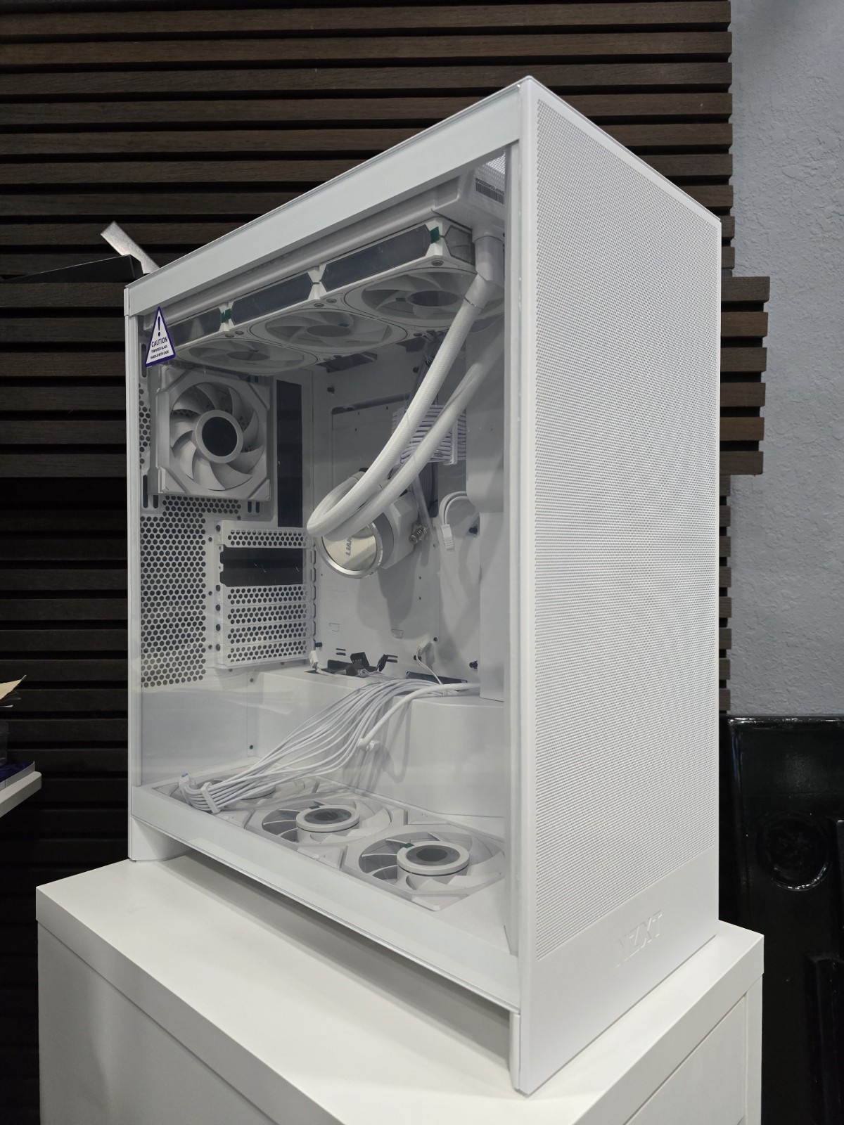 NZXT H7 Flow White + Lian Li 360mm RGB AIO + G850 PSU + 4 LCD RGB Fans