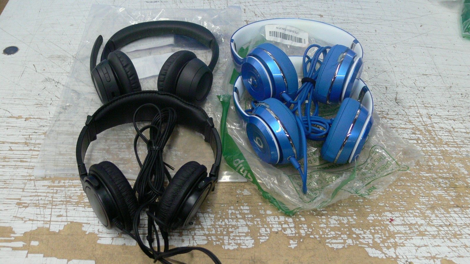 Lot of 4 headphones/headset, 2 Blue Beats, 1 Logitech gray, 1 Kensington black