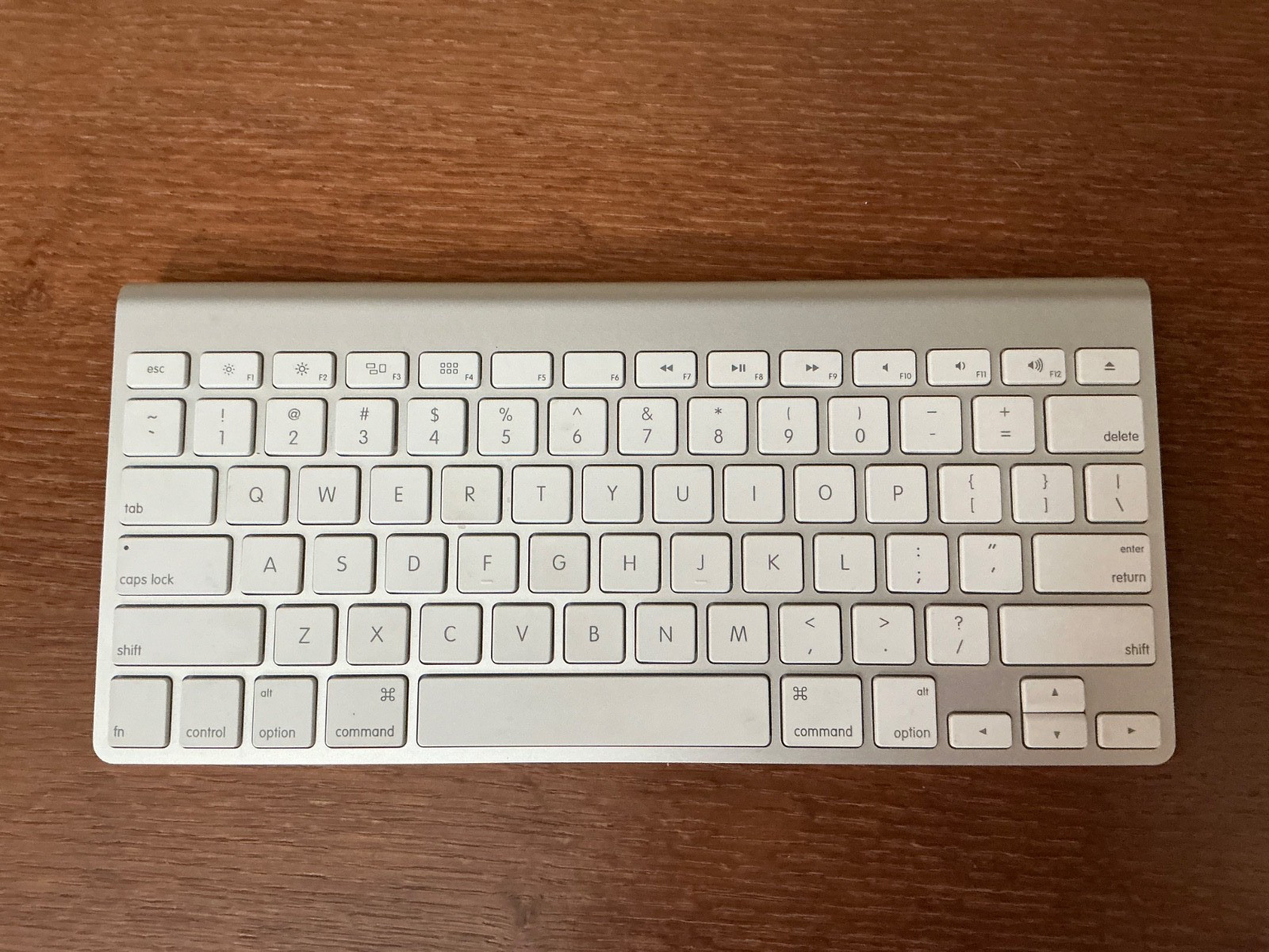 Apple A1314 Bluetooth Keyboard 2xAA batteries needed