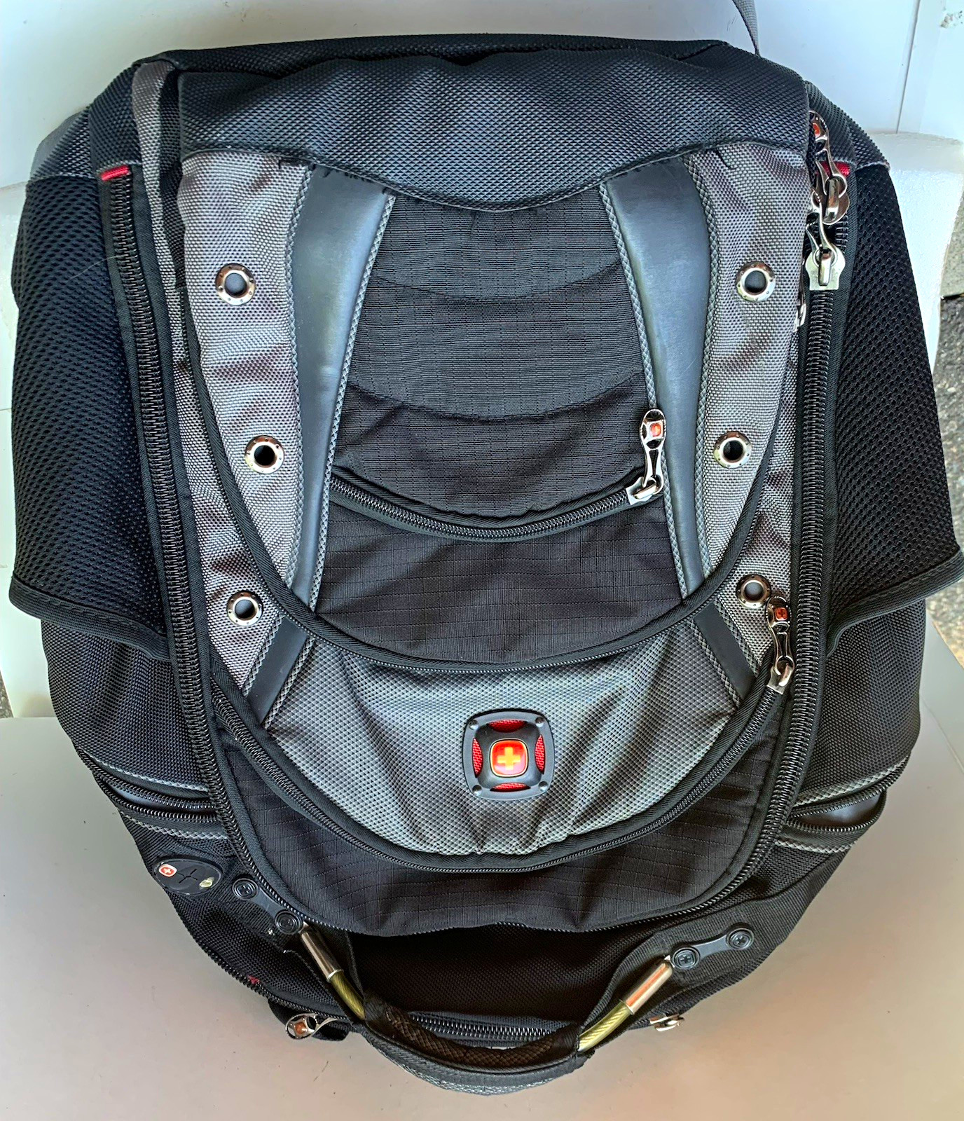 SwissGear Synergy 15" Laptop Backpack Padded Partitions Nylon Black Gray Red