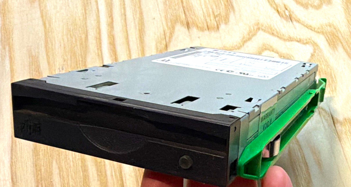 Iomega Zip 250 ATAPI 3.5in Internal Desktop Drive 250MB for PC Silver/Green-READ