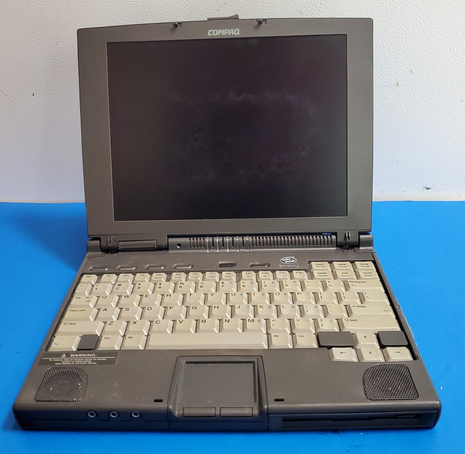 Vintage Compaq Armada 4110 Pentium Laptop Computer Retro - as is