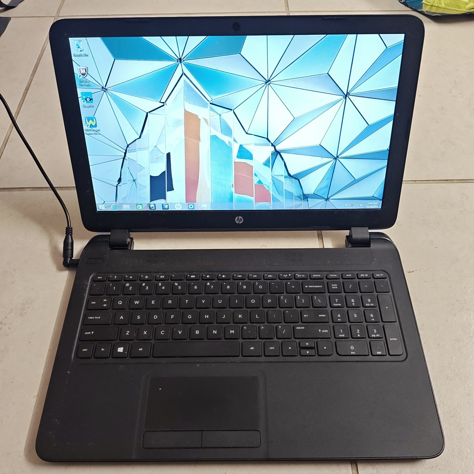 HP 15-f004dx 15.6" Windows 8.1 Laptop - 500GB HDD/4GB RAM - NO BTRY #4494