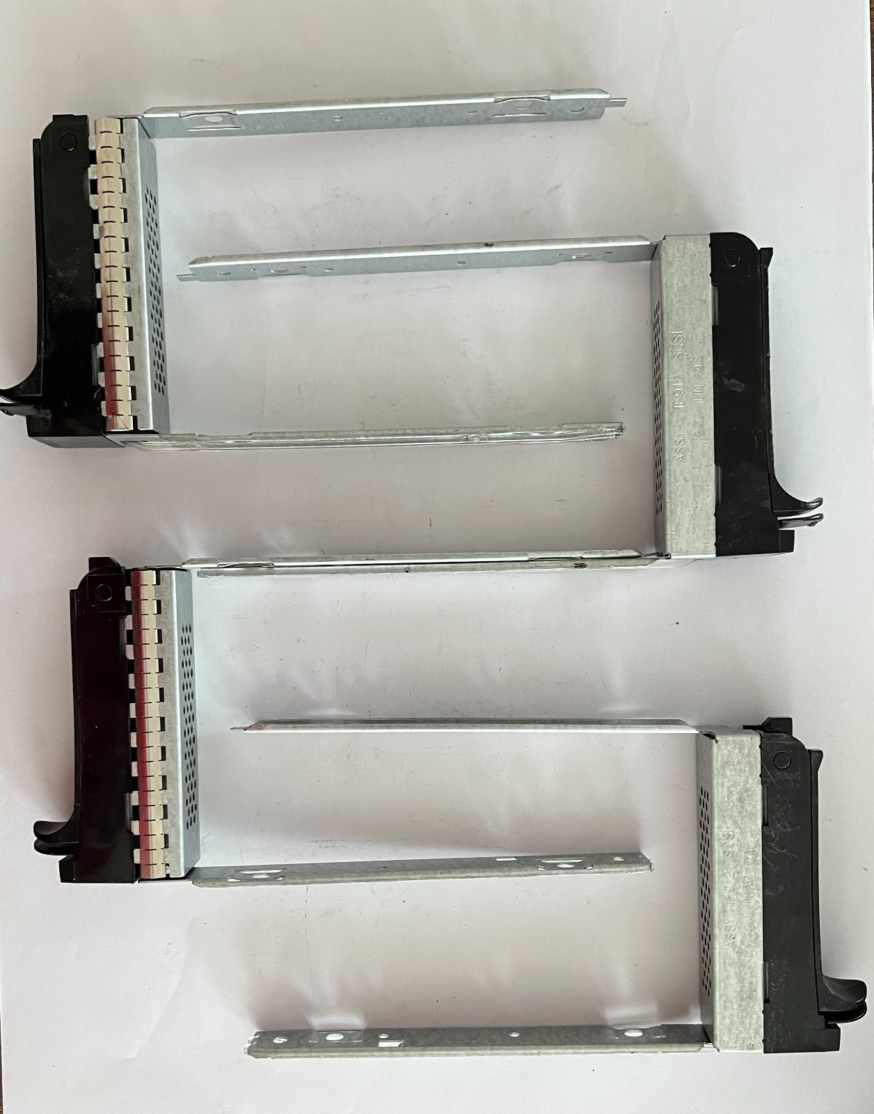 LOT of 4: Dell PowerEdge PowerVault 3.5" Hot Swap Caddy/Tray 1F912 1550 1650 175